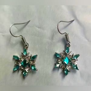 ❄️ NWT-Blue & Silver Snowflake Dangle Earrings ❄️